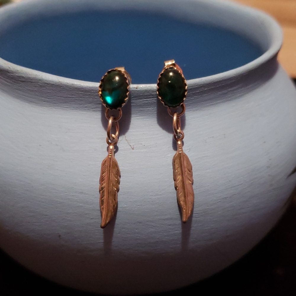 Vtg green stone & feather earrings
